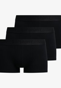 Boxer-briefs en coton noir avec une ceinture élastique noire texturée portant le logo "SUPERDRY". Trois paires présentées dans un agencement empilé.