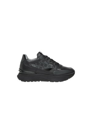 Sneaker in pelle nera con accenti in rete nera testurizzata, suola spessa e finitura liscia. Presenta lacci e un collarino imbottito.