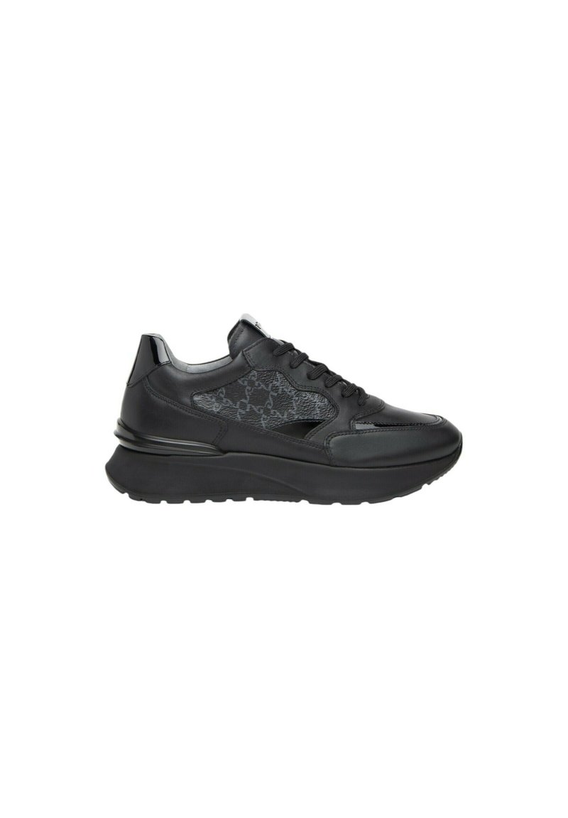 Sneaker in pelle nera con accenti in rete nera testurizzata, suola spessa e finitura liscia. Presenta lacci e un collarino imbottito.