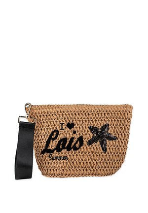 Bolso de mano tejido en color marrón con texto decorativo en negro y un diseño de estrella de mar. Presenta una correa negra y un cierre con cremallera.