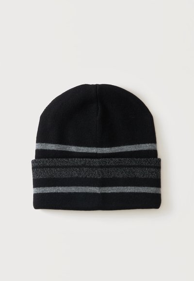 Bonnet en tricot noir avec revers plié présentant deux bandes horizontales grises autour du revers et une bande au-dessus sur fond blanc.