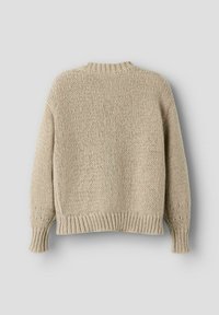 Pull en tricot beige avec un col rond côtelé, des épaules tombantes et des manches longues. Il présente un point texturé et un ourlet côtelé.