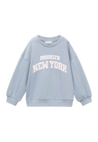 Světle modrá mikina vyrobená z měkkého materiálu s volným střihem. Na prsou je bílý nápis "BROOKLYN" a "NEW YORK".