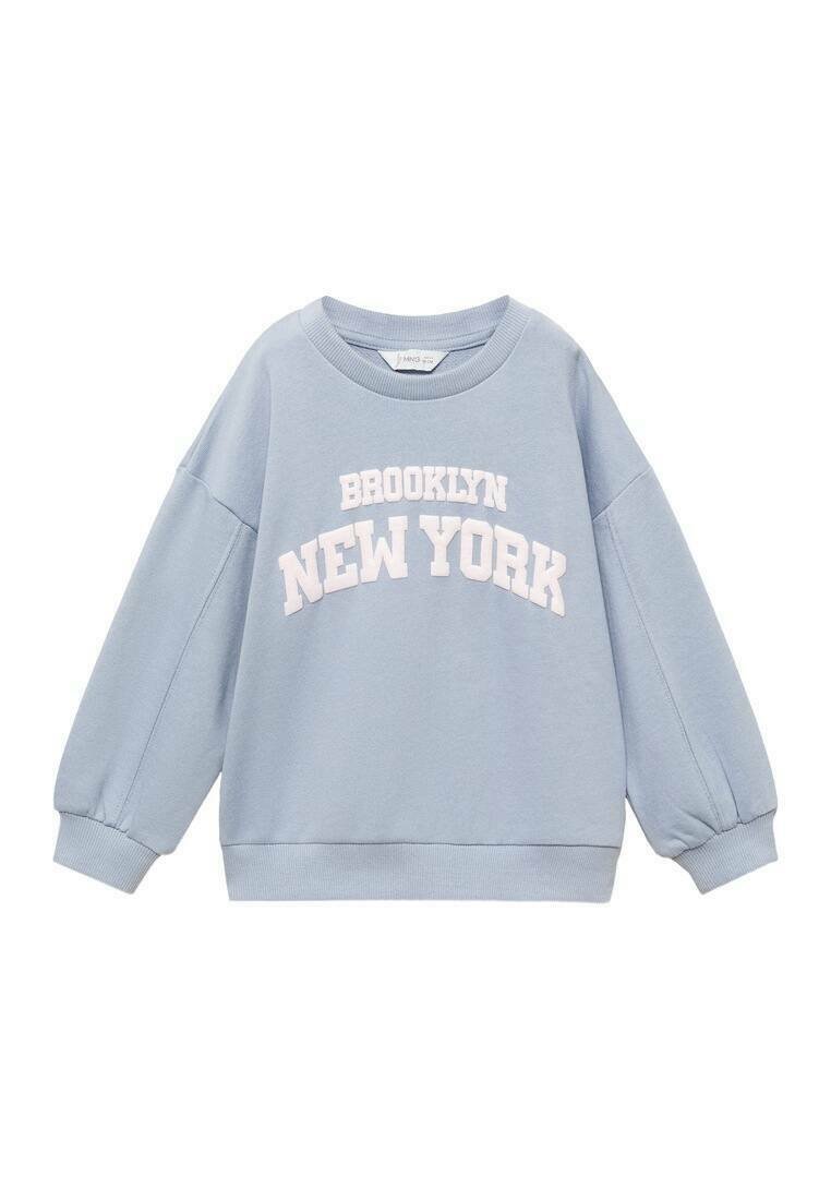 Světle modrá mikina vyrobená z měkkého materiálu s volným střihem. Na prsou je bílý nápis "BROOKLYN" a "NEW YORK".