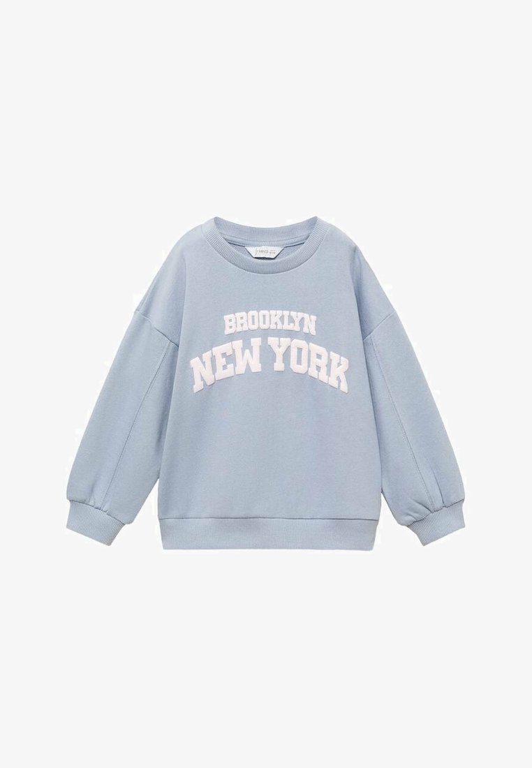 Světle modrá mikina vyrobená z měkkého materiálu s volným střihem. Na prsou je bílý nápis "BROOKLYN" a "NEW YORK".