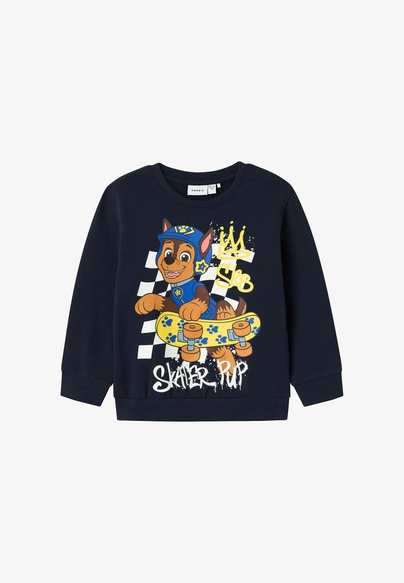 Sweat-shirt bleu marine avec un chien de dessin animé portant un casque, chevauchant un skateboard jaune, et texte "Skater Pup" sur un fond à carreaux.
