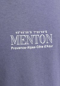 Lillas kangas, millel on valge tekst "MENTON" ja koordinaadid "43°46'30''N 7°30'00''E", koos "Provence-Alpes-Côte d'Azur."