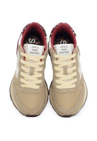 Beżowe sneakersy z materiałów zamszowych i siateczkowych, żółte sznurówki, bordowe akcenty oraz napisy "DZIEWCZYNY BIEGAJĄ SZYBCIEJ" na białych językach; teksturowane brązowe podeszwy.