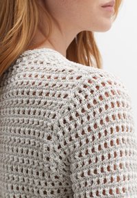 Hellgrauer, offener Strickpullover mit strukturiertem Muster und rundem Ausschnitt, kurzen Ärmeln und lockerer Passform.