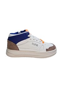 Sneaker alta bianca e blu navy con dettagli in suede beige, lacci arancioni e testo del logo. Superfici lisce e texturizzate, design con punta rotonda.