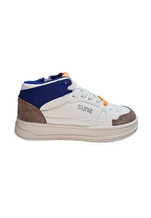 Sneaker alta bianca e blu navy con dettagli in suede beige, lacci arancioni e testo del logo. Superfici lisce e texturizzate, design con punta rotonda.