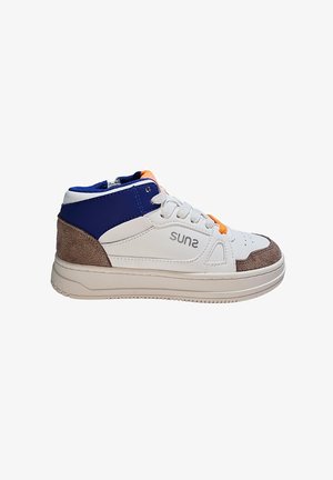 Sneaker alta bianca e blu navy con dettagli in suede beige, lacci arancioni e testo del logo. Superfici lisce e texturizzate, design con punta rotonda.