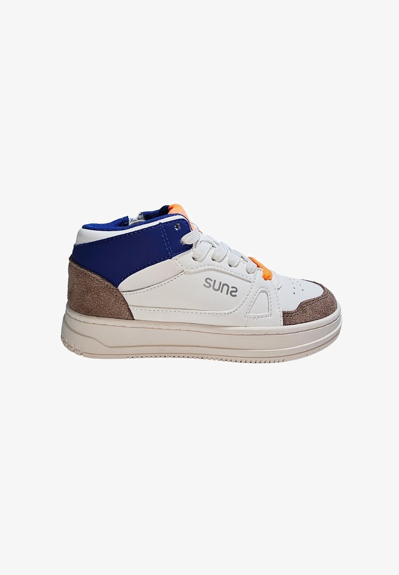 Sneaker alta bianca e blu navy con dettagli in suede beige, lacci arancioni e testo del logo. Superfici lisce e texturizzate, design con punta rotonda.