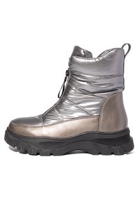 Bota aislante de color plateado metálico con un diseño acolchado, puntera redonda, suela de goma negra gruesa y cordones ajustables para un ajuste seguro.