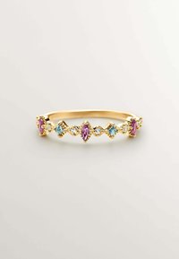 Brazalete de oro con piedras de corte marquise alternadas en tonos rosa y azul, con acentos claros, que exhibe un diseño decorativo ondulado.