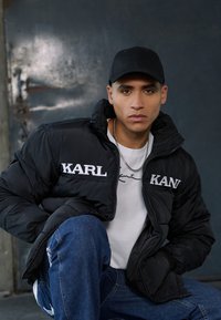 Karl Kani - RETRO ESSENTIAL PUFFER JACKET UNISEX - Vinterjacka - black Miniatyrbild 1