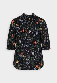 Svart blommig blus med en samlad halsringning, elastiska puffärmar och en färgglad mängd blommor och gröna blad över hela.