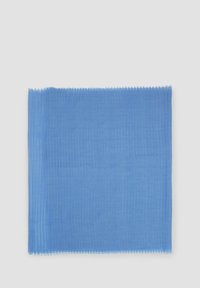 Écharpe en coton bleu clair, texture fripée avec des bords à franges, forme rectangulaire, avec de subtiles rayures horizontales sur toute la surface.