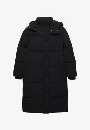 Čierny prešívaný kabát s kapucňou, s dlhým strihom, zapínaním na gombíky, bočnými vreckami a prešívanou štruktúrou.