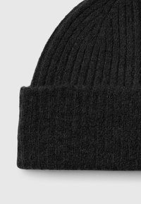 Berretto in maglia nero con texture a coste. Presenta una visiera piegata e un materiale in morbida lana, che offre calore e comfort.