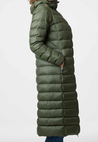 Olivgrüner langer Steppmantel mit figurbetonter Silhouette, gestepptem Design, Kapuze und Seitentaschen. Verfügt über einen Reißverschluss. Robuster, glänzender Stoff.