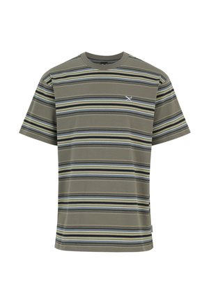 Olivgrünes T-Shirt mit kurzen Ärmeln und horizontalen Streifen in Beige, Navy und Schwarz, mit einem kleinen weißen Logo auf der linken Brust.