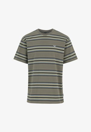 Olivgrünes T-Shirt mit kurzen Ärmeln und horizontalen Streifen in Beige, Navy und Schwarz, mit einem kleinen weißen Logo auf der linken Brust.