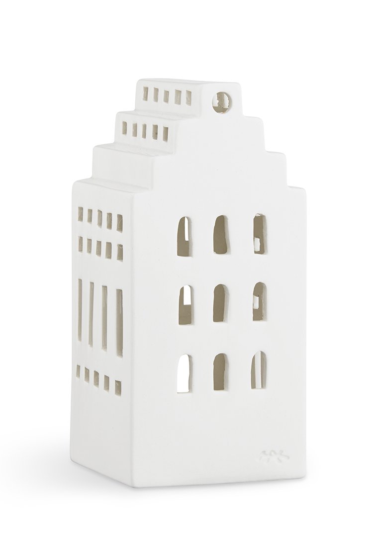 Weißes keramisches, gebäudeförmiges Dekorationsstück mit schichtartigem Dach, ausgeschnittenen Fenstern und minimalistischem Design. Glatte Textur mit matter Oberfläche.