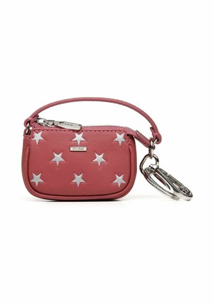 Różowa skórzana portmonetka na monety z wzorem srebrnych gwiazdek, zamknięciem na suwak oraz małym paskiem na nadgarstek. Zawiera również srebrny brelok do kluczy.