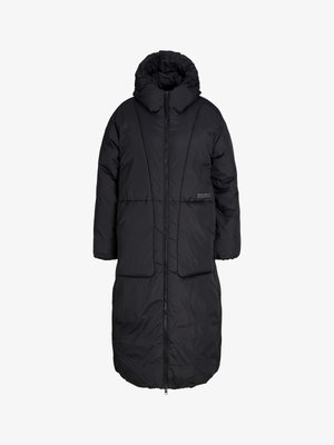 Lang svart polstret vinterjakke med høy krage, hel glidelås foran og to frontlommer.
