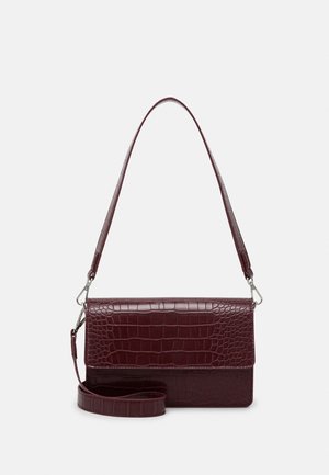 Bolso de hombro de cuero granate oscuro con relieve de cocodrilo, con solapa superior y correa desmontable sobre fondo liso.
