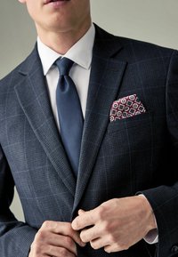 Dunkelblauer kariierter Anzugjackett mit Revers, Knopfschluss, kombiniert mit einer einfarbigen blauen Krawatte und einem gemusterten burgunderfarbenen Einstecktuch.