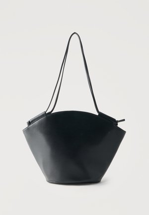 Geantă bucket din piele neagră cu bază largă și rotunjită și bretele duble înguste pentru umăr, pe un fundal simplu, deschis la culoare.