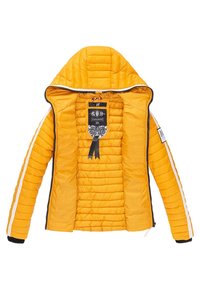 Geel pufferjack met een gebloemde design, witte strepen op de mouwen en een capuchon. Inclusief een zwart label met merkinformatie aan de binnenkant.