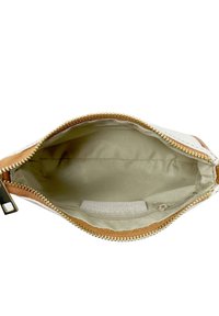 Borsa con cerniera dalla parte esterna color beige e interna color crema. Hardware della cerniera in oro, texture liscia e fodera semplice con una piccola tasca laterale.