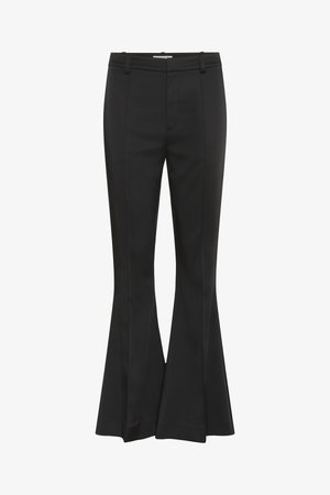 Mustat levenevät housut, jotka on valmistettu sileästä kankaasta, joissa on istuva vyötärö, hillityt taitokset ja leveä lahje polvesta helmalle.