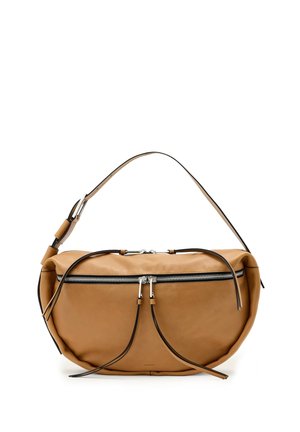 Taske i tanfarvet læder med halvmåneform, sølvlynlås, lange trækflapper og justerbar enkelt skulderrem.