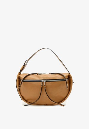 Handtasche aus tansafarbenem Leder in Halbmondform, mit silbernem Reißverschluss, langen Laschen und verstellbarem, einseitigem Schulterriemen.