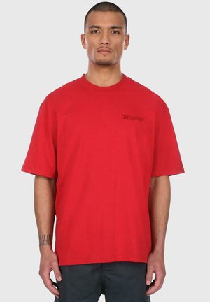 Rød kortærmet T-shirt lavet af bomuld med en afslappet pasform. Har broderet logo på venstre bryst og rund halsudskæring.