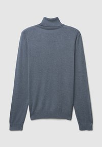 Grauer Rollkragenpullover, gestrickter Stoff, lange Ärmel, schlanker Schnitt. Glatte Textur mit geripptem Kragen und Bündchen, minimalistisches Design.