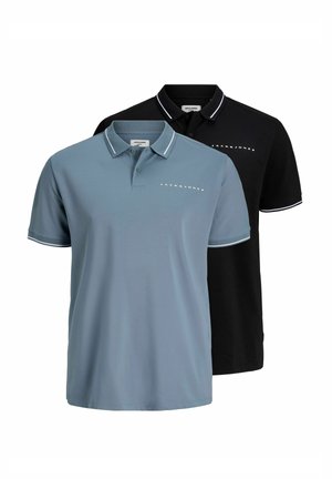 Deux polos à manches courtes, un gris-bleu et un noir, chacun avec des cols rayés et le logo "Jack & Jones" sur la poitrine.