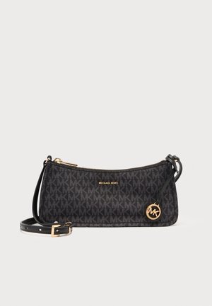 Schwarze Michael Kors Schultertasche mit goldfarbenem Logocharm, verstellbarem Riemen und sich wiederholendem MK-Monogramm-Muster.