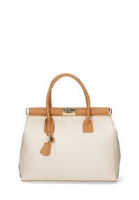 Bolso de cuero crema con acentos en tono marrón, diseño estructurado, asas superiores redondeadas y herrajes en tono dorado. Incluye un detalle de charm colgante.