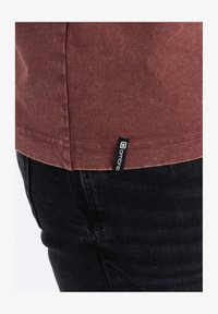 Unselected, burgundy