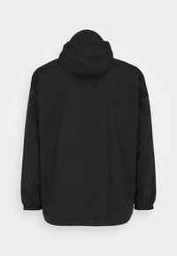 Czarna kurtka z miękkiego materiału, z kapturem, długimi rękawami, elastycznymi mankietami i prostym dołem bez widocznych logo czy wzorów.