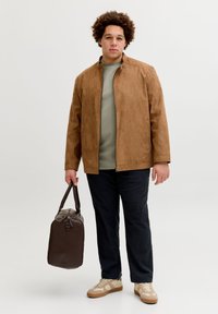 Jack & Jones JJEAUSTIN TEE NOOS PLS - Βασικό μπλουζάκι - vetiver