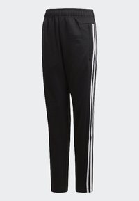 Pantalones deportivos negros con cintura elástica, que presentan tres franjas verticales blancas a cada lado y un diseño de pierna ajustada.