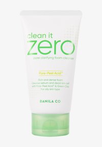 Biała tubka z zieloną nakrętką. Zielony i żółty tekst informuje o "Clean it Zero Pore Clarifying Foam Cleanser" oraz kluczowych składnikach.