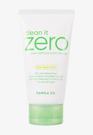 Hvid tube med grøn hætte. Tekst i grøn og gul angiver "clean it zero pore clarifying foam cleanser" og nøgleingredienser.