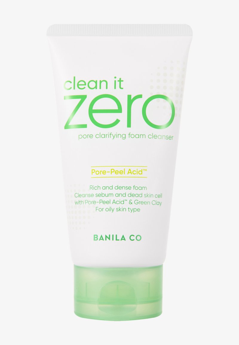Biała tubka z zieloną nakrętką. Zielony i żółty tekst informuje o "Clean it Zero Pore Clarifying Foam Cleanser" oraz kluczowych składnikach.